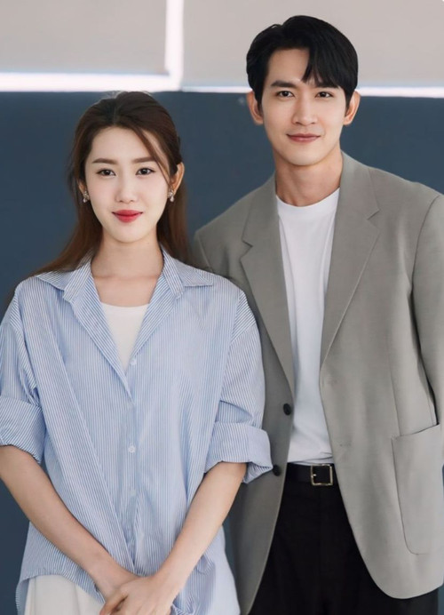 Thúy Ngân và Võ Cảnh (phải) trong bộ phim Secret Love bản Việt.