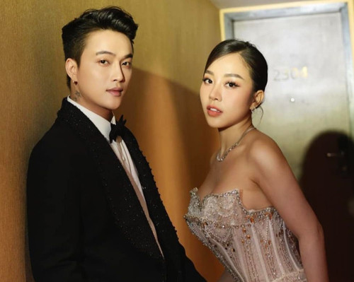 TiTi và vợ mới cưới - DJ Nhung Babie. TiTi và vợ mới cưới - DJ Nhung Babie.