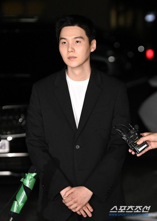 Suga (BTS) phải trình diện cảnh sát vì say rượu lái xe điện.