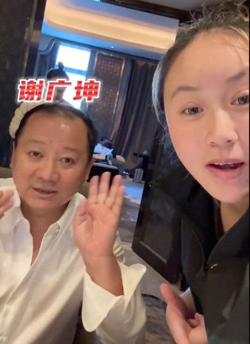 Tuzi chụp ảnh cùng một trong những khách hàng của mình, nhiều người trong số họ là người nổi tiếng ở Trung Quốc. Ảnh: Xiaohongshu. Tuzi chụp ảnh cùng một trong những khách hàng của mình, nhiều người trong số họ là người nổi tiếng ở Trung Quốc. Ảnh: Xiaohongshu.