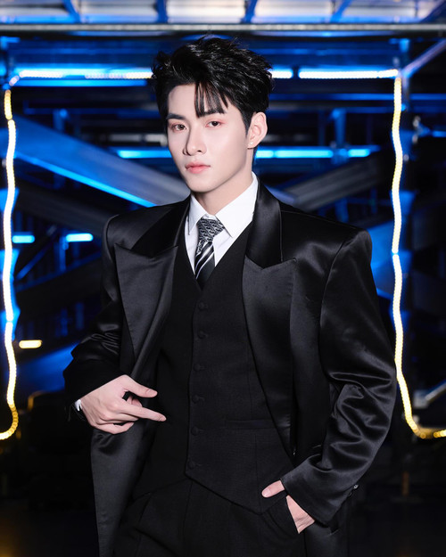 Hùng Huỳnh thắng giải Mỹ nam của năm, tiếp tục tạo tranh cãi. Hùng Huỳnh thắng giải Mỹ nam của năm, tiếp tục tạo tranh cãi.