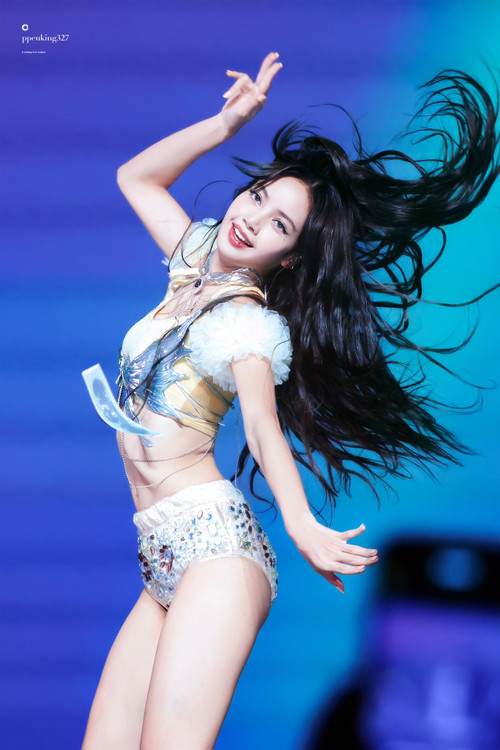 Nhiều nguồn tin nói các công ty nước ngoài sẵn sàng bỏ ra số tiền lớn hơn nhiều so với YG để Lisa ký hợp đồng. Ảnh: Twitter. Nhiều nguồn tin nói các công ty nước ngoài sẵn sàng bỏ ra số tiền lớn hơn nhiều so với YG để Lisa ký hợp đồng. Ảnh: Twitter.