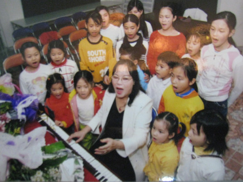 NSND Tường Vi gây dựng nên các trung tâm nghệ thuật tình thương, vươn mầm tài năng cho trẻ có hoàn cảnh khó khăn. NSND Tường Vi gây dựng nên các trung tâm nghệ thuật tình thương, vươn mầm tài năng cho trẻ có hoàn cảnh khó khăn.