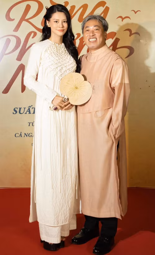 Bùi Lan Hương sánh vai đạo diễn Nguyễn Quang Dũng.