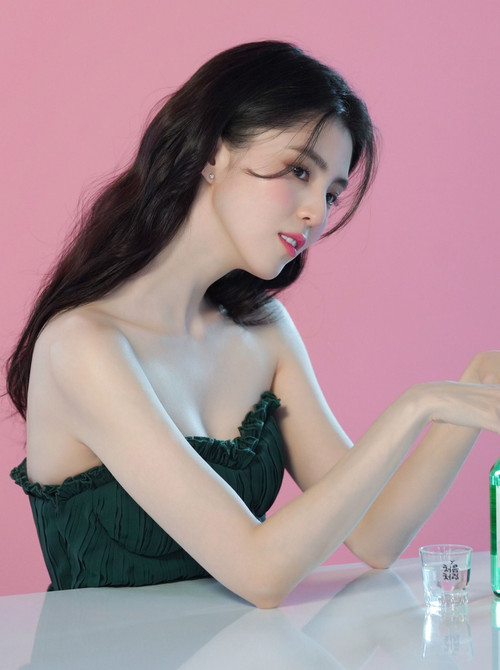 Từ diễn viên đang hot, được yêu quý với hình tượng đẹp, ngầu, Han So Hee gây mất điểm sau cách hành xử khi thông báo yêu Ryu Jun Yeol. Từ diễn viên đang hot, được yêu quý với hình tượng đẹp, ngầu, Han So Hee gây mất điểm sau cách hành xử khi thông báo yêu Ryu Jun Yeol.