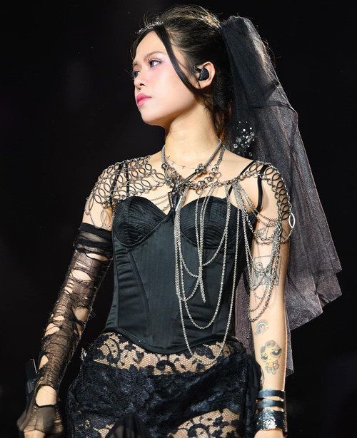 tlinh hoạt động dưới trướng công ty quản lý nghệ sĩ sau nhiều ồn ào về đời tư lẫn sản phẩm âm nhạc. tlinh hoạt động dưới trướng công ty quản lý nghệ sĩ sau nhiều ồn ào về đời tư lẫn sản phẩm âm nhạc.