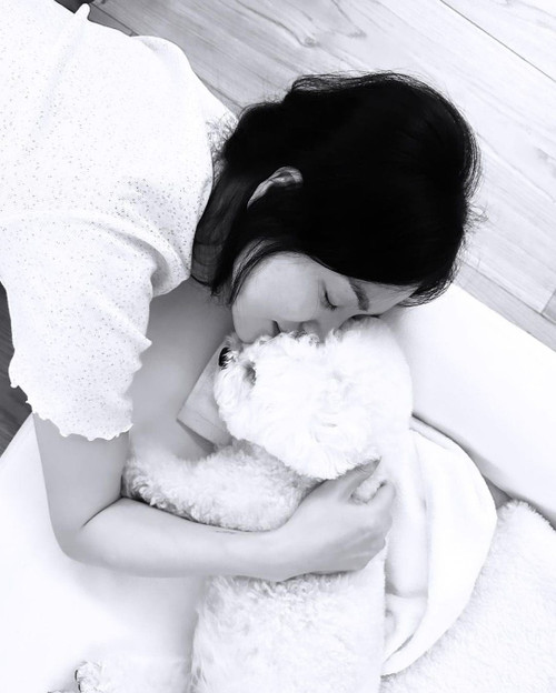 Đời thường, nữ diễn viên dành nhiều thời gian bên chú cún cưng Ruby. Ảnh: Instagram.