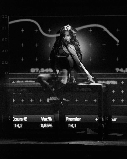 Lisa mặc nội y xuyên thấu tại đêm diễn ở Crazy Horse. Nhiều khán giả cho rằng hình ảnh bớt nhạy cảm do chỉnh đen trắng và góc chụp.