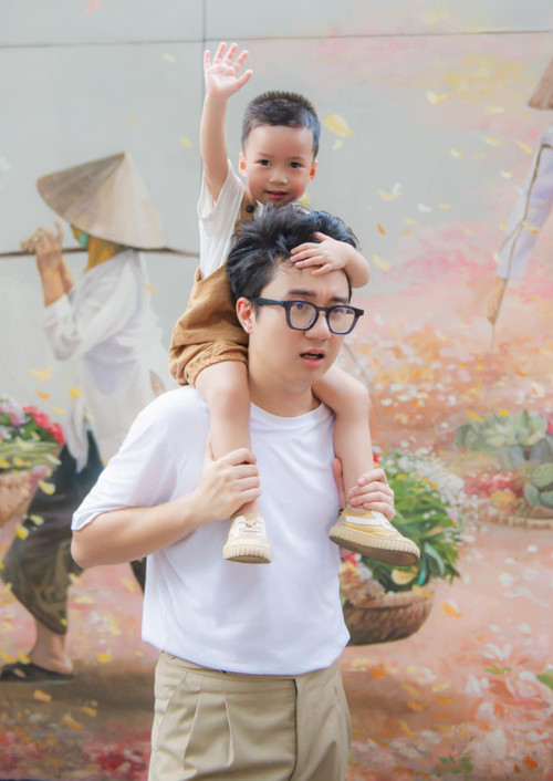 MC Sơn Lâm và con trai.