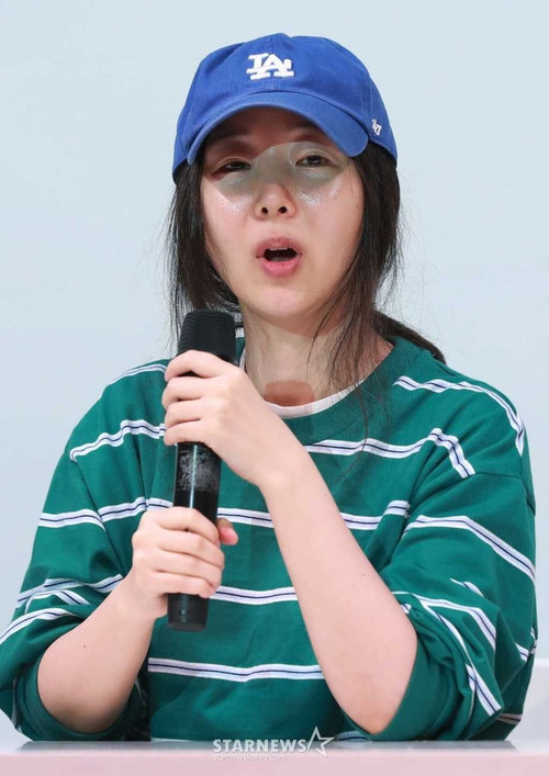 Min Hee Jin chửi thề và bật khóc trong họp báo. Min Hee Jin chửi thề và bật khóc trong họp báo.
