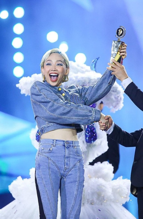 Tóc Tiên thông báo vắng mặt trong concert Ca sĩ mặt nạ ngày 16/12. Tóc Tiên thông báo vắng mặt trong concert Ca sĩ mặt nạ ngày 16/12.