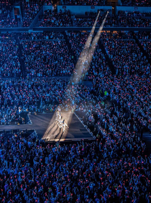 66/66 đêm diễn của nhóm đều bán hết vé dù giá cao ngất ngưởng. 66/66 đêm diễn của nhóm đều bán hết vé dù giá cao ngất ngưởng.