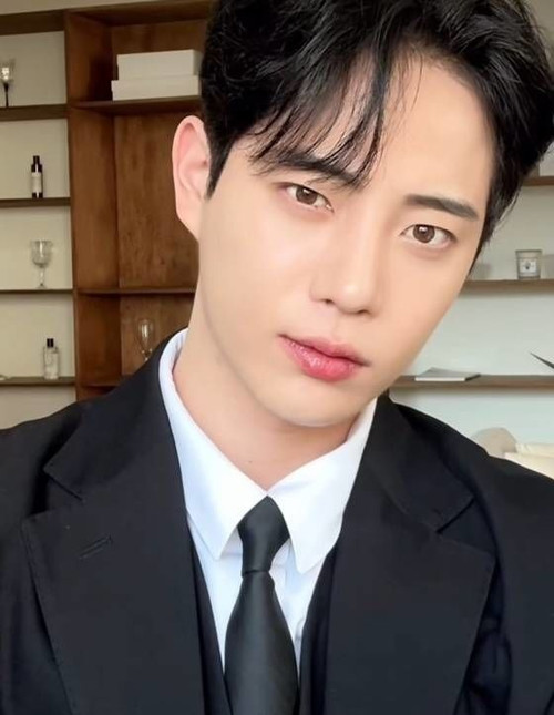 Kim Jong Suk đột ngột qua đời ở tuổi 29. Có nhiều tin đồn xoay quanh cái chết của anh. Kim Jong Suk đột ngột qua đời ở tuổi 29. Có nhiều tin đồn xoay quanh cái chết của anh.