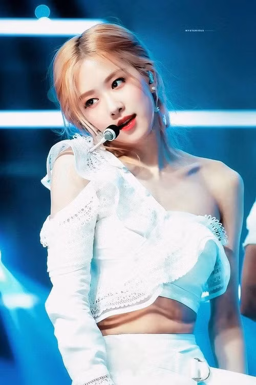 Rosé được cho là thành viên duy nhất tiếp tục ký hợp đồng với YG. Ảnh: Twitter.