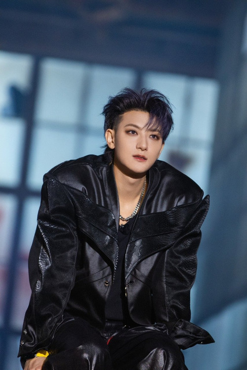 Hoàng Tử Thao bị tố sản xuất băng vệ sinh kém chất lượng.