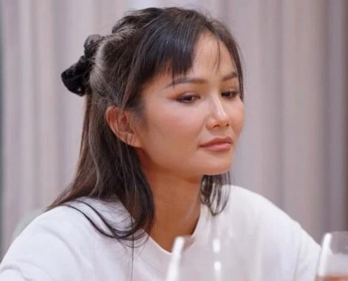 Hoa hậu H'Hen Niê từng sốc khi bạn trai chia tay. Hoa hậu H'Hen Niê từng sốc khi bạn trai chia tay.