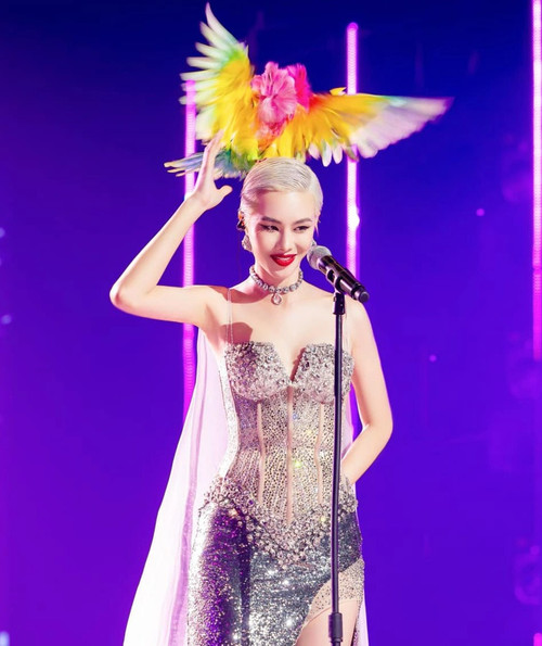 Hà Kino với tạo hình "lột xác" được khán giả đánh giá cao ở vòng công diễn 5. Cô diễn bài Anh, đối đầu trước Uyên Linh, Lệ Quyên.