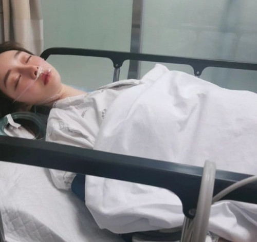 Hình ảnh Ahreum trong viện được lan truyền. Ảnh: Daum.