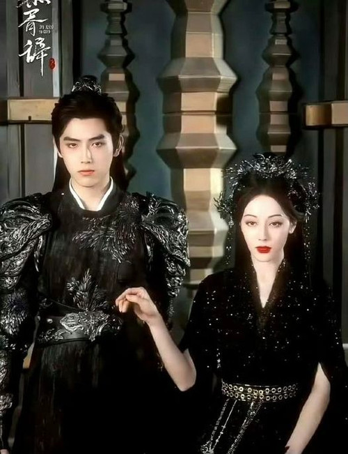 Địch Lệ Nhiệt Ba (phải) và đàn em kém 8 tuổi Trần Phi Vũ trong tạo hình phim cổ trang Mộ Tư Từ. Địch Lệ Nhiệt Ba (phải) và đàn em kém 8 tuổi Trần Phi Vũ trong tạo hình phim cổ trang Mộ Tư Từ.