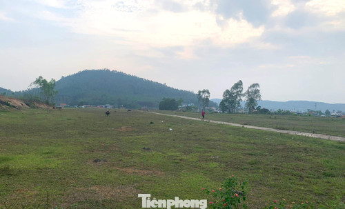 Không lâu sau đó, khu tái định cư rộng hơn 5ha tại xã Quỳnh Thắng đã được hoàn thành để đáp ứng nhu cầu chỗ ở cho 45 hộ dân ở xã này đang sống trong vùng bị ngập nước ven hồ thủy lợi Vực Mấu.