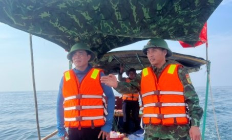 Lực lượng Biên phòng phối hợp cùng ngư dân tìm kiếm ngư dân mất tích trên biển.
