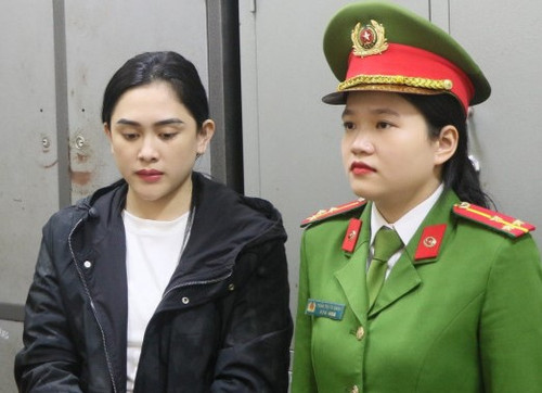 Nữ tài xế Phan Thị Ngọc Minh (áo đen) tại cơ quan điều tra.