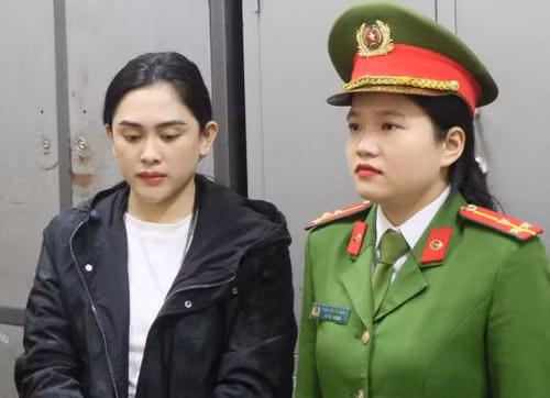 Nữ tài xế Phan Thị Ngọc Minh (áo đen) tại cơ quan điều tra.