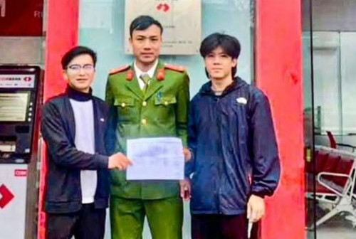 Công an xã Kỳ Thượng đã cùng anh Trần Văn Quang tiến hành trao trả số tiền cho anh Mai Chí Thành Công an xã Kỳ Thượng đã cùng anh Trần Văn Quang tiến hành trao trả số tiền cho anh Mai Chí Thành