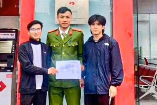 Công an xã Kỳ Thượng đã cùng anh Trần Văn Quang tiến hành trao trả số tiền cho anh Mai Chí Thành