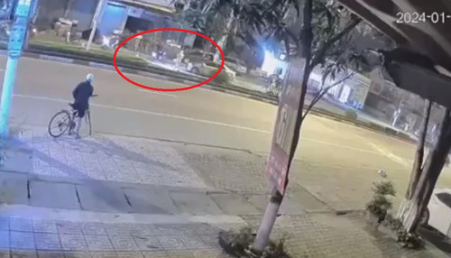 Vị trí nam chiến sĩ CSGT bị xe máy tông trúng. Vị trí nam chiến sĩ CSGT bị xe máy tông trúng.