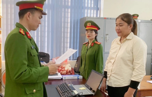 Công an đọc lệnh khởi tố với Nguyễn Thị Hằng.