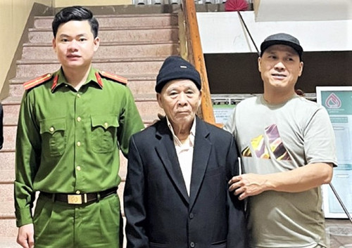 Công an xã Kỳ Tân giúp cụ ông đi lạc gặp người thân để về nhà.
