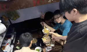 Ký túc xá THPT chuyên Quốc học Huế lấp lánh yêu thương giữa mùa nước lụt 