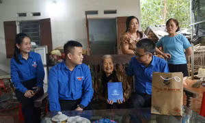 Tuổi trẻ chung tay mang hơi ấm yêu thương đến người dân bị ảnh hưởng bởi bão lũ