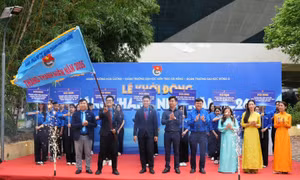 Tuổi trẻ Đà Nẵng dâng hương tri ân, trao tặng công trình “Tủ sách yêu thương”