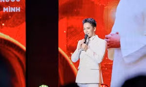  Anh Quân Idol thử thách chính mình để 'kể câu chuyện hoà bình' bằng âm nhạc