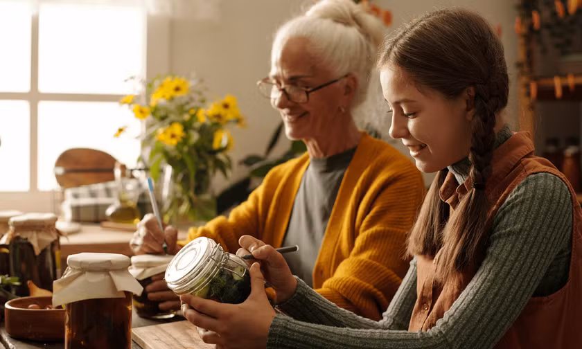 Mệt mỏi vì màn hình điện thoại, người trẻ chọn 'sống như bà ngoại'