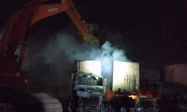 4 xe container bị thiêu rụi lúc rạng sáng ở Hải Phòng