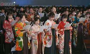 Sinh viên Đại học Kyoto (Nhật Bản) diện trang phục độc đáo trong lễ tốt nghiệp