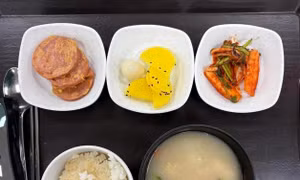 Cận cảnh bữa ăn đạm bạc đến khó tin tại Viện nghiên cứu hàng đầu Hàn Quốc