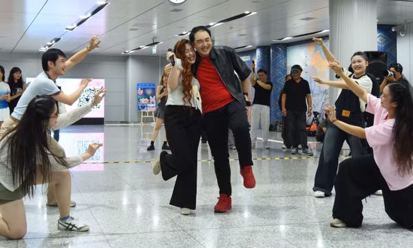 Nhóm nghệ sĩ tài năng gây bất ngờ khi trình diễn nhạc kịch Broadway ngay tại ga metro Bến Thành