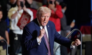 Tổng thống Mỹ Trump đặt mục tiêu vượt Trung Quốc trong cuộc đua trở lại Mặt trăng