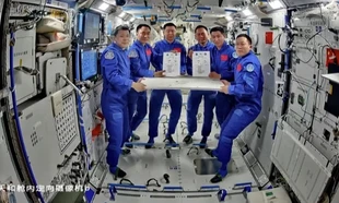 Sự cố bất thường khiến tàu vũ trụ Trung Quốc chưa trở về Trái đất