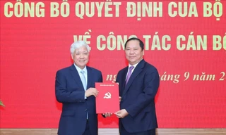 Công bố quyết định của Bộ Chính trị về công tác cán bộ