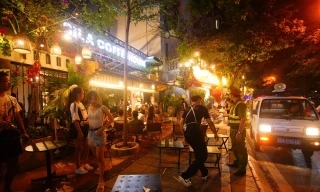 Công an dẹp nạn lấn chiếm vỉa hè ven hồ Tây
