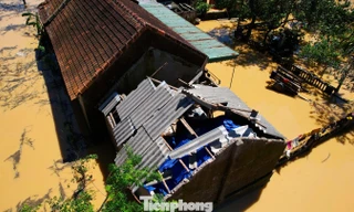 Bộ Chính trị: Nhiệm vụ cấp bách hàng đầu là hỗ trợ, cứu giúp nhân dân