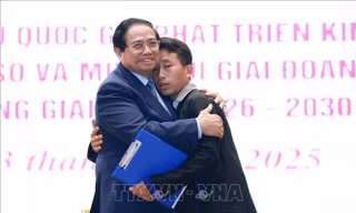 Thủ tướng Phạm Minh Chính động viên 'người hùng' Trưởng bản Mùa A Thi