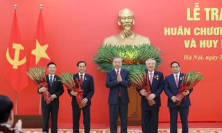 Tổng Bí thư trao Huân chương Quân công và Huy hiệu Đảng tặng các đồng chí lãnh đạo, nguyên lãnh đạo