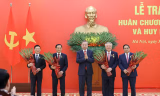 Tổng Bí thư trao Huân chương Quân công và Huy hiệu Đảng tặng các đồng chí lãnh đạo, nguyên lãnh đạo