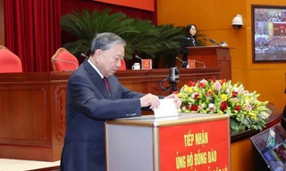 Tổng Bí thư Tô Lâm và các đại biểu quyên góp ủng hộ đồng bào khắc phục hậu quả bão lũ